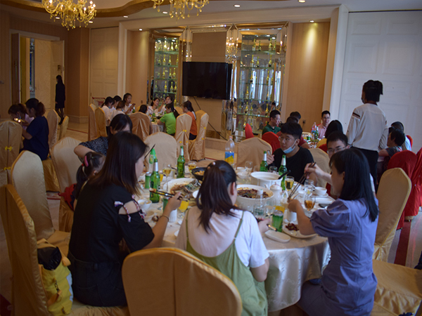 端午節(jié)公司舉行聚餐活動(dòng)